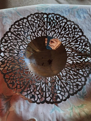 Μεταλλική στρογγυλή δαντελωτή φοντανιέρα μεταχειρισμένη άνω των 100 ετών