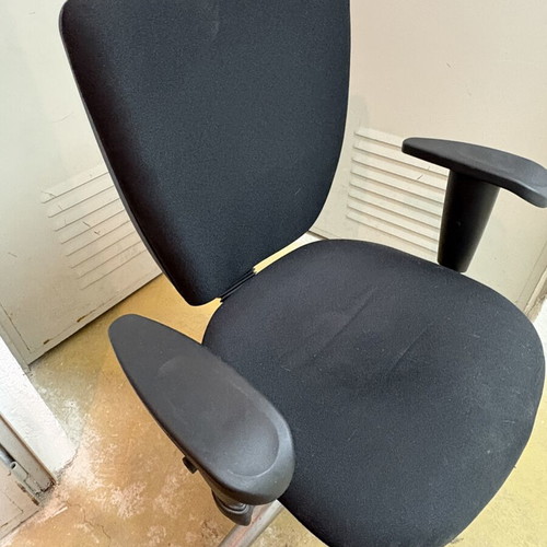 Office chair with adjustable height