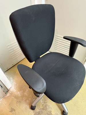 Office chair with adjustable height
