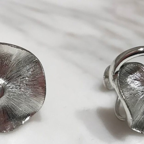 Lisner earrings silver vintage like new, screw back