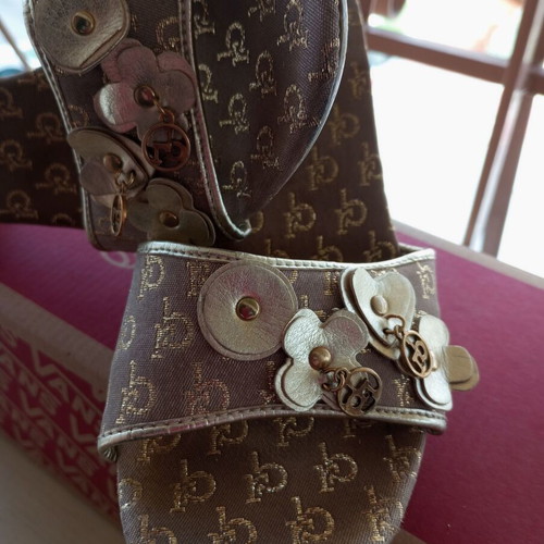 Rocco Barocco women's sandals like new, size 40, gold color