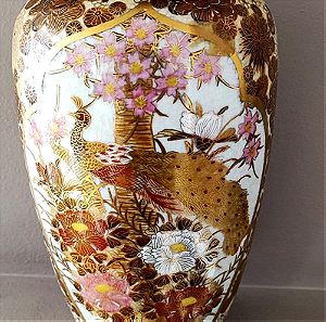 Παλαιό βάζο κεραμικό με παγόνι και λουλούδια