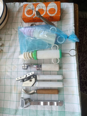 Household items used, assorted kitchen tools