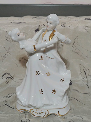 Порцеланова статуетка употребявана, височина 15 см