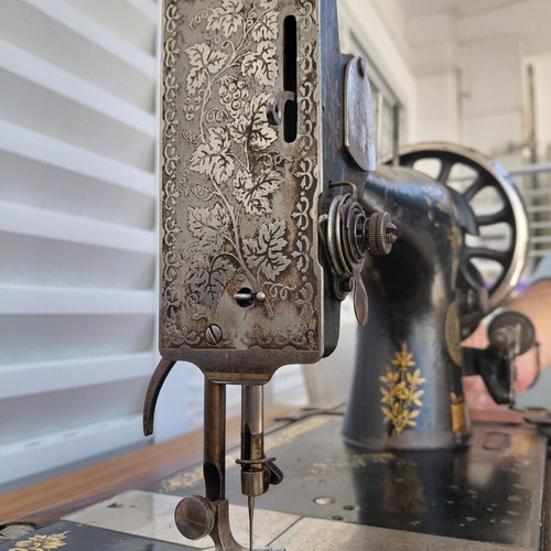 Vintage Singer sewing machine 1886 used, fiddle base design