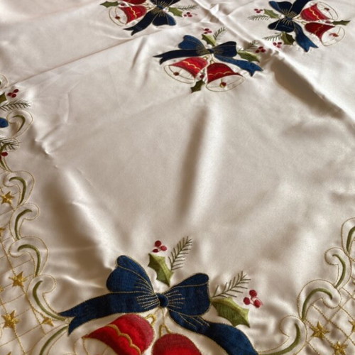 Christmas table linens set like new, 5 pieces