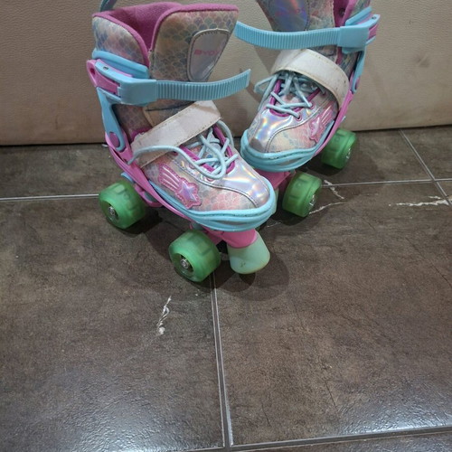 Roller skates like new, adjustable sizes 30-33 with light-up wheels