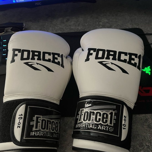 Force1 10oz gloves like new