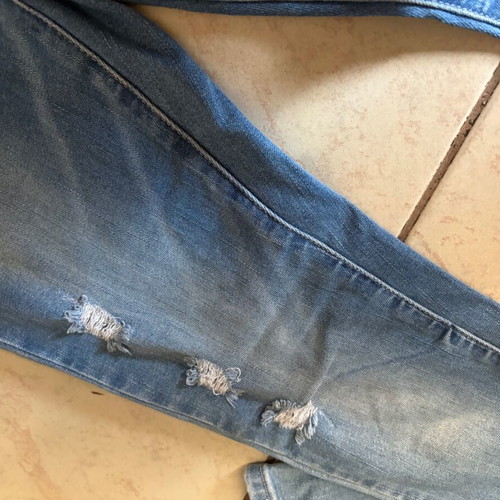 Only women's ripped blue jeans like new, size 28/30