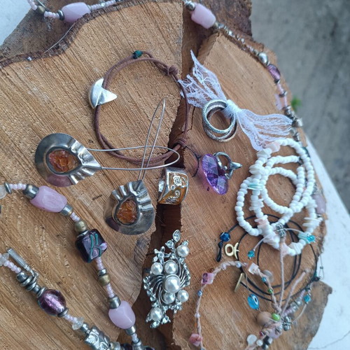 Jewellery jar with assorted used jewelry