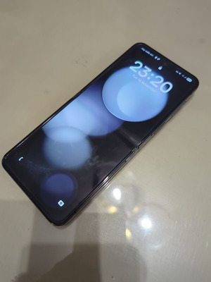 Samsung Galaxy Z Flip 5 512GB μεταχειρισμένο, γραφίτης, με προστατευτικά οθόνης