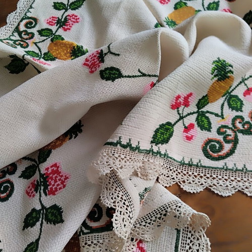 Vintage embroidered tablecloth hand-stitched, like new, 125x125 cm
