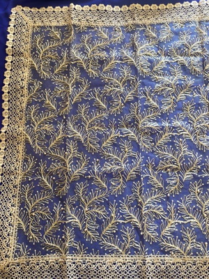 Квадратно покривало за маса ново бродирано тюл с златна нишка и дантела