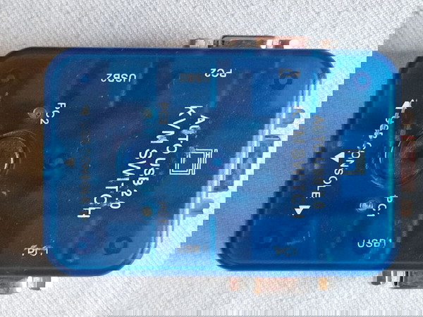 Switch 2 υπολογιστές σε μία οθόνη.