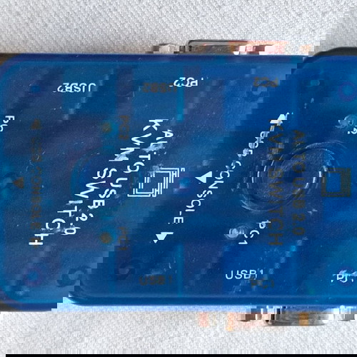 Switch 2 υπολογιστές σε μία οθόνη.