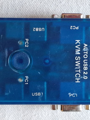 Switch 2 υπολογιστές σε μία οθόνη.