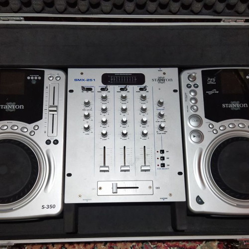 Stanton DJ set used with SMX-251 mixer and 2 S351 CD players in carrying case