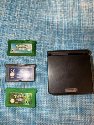 Game Boy Advance κονσόλα με 3 μεταχειρισμένα παιχνίδια Pokemon και Spongebob