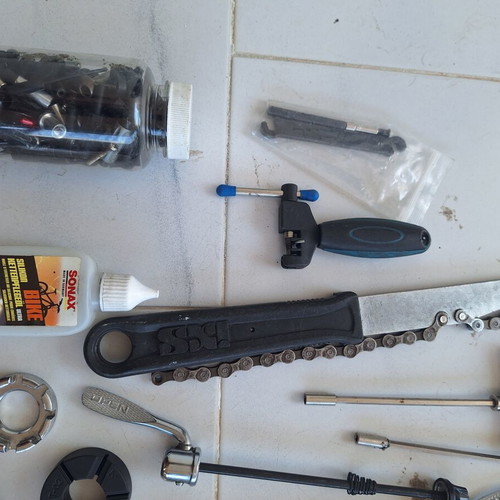 Bicycle tools set with IXS, Rotor, Campagnolo, Fulcrum parts