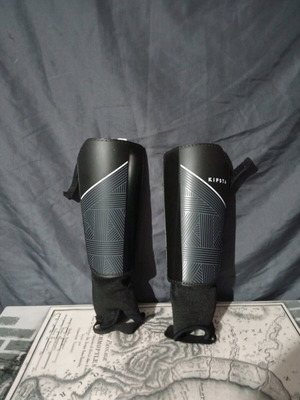 Kipsta Essential 140 shin guards with ankle L-XL like new