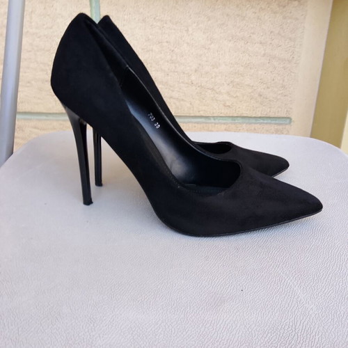 GoGo Shoes black suede pumps size 39 like new