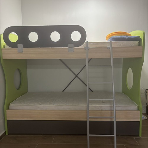 Modeco Ester bunk bed with decorative circle and three beds, like new, green and gray