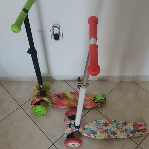 Scooter with adjustable height and light-up wheels, like new