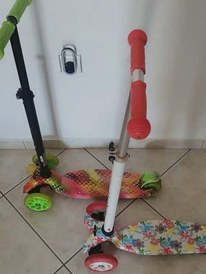 Scooter with adjustable height and light-up wheels, like new