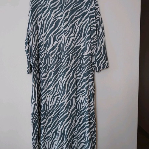 Hema semizie dress like new, size L, green-white zebra print