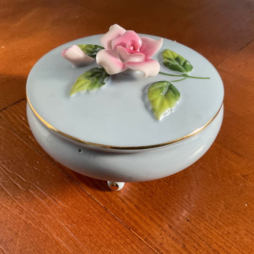 Porcelain antique jewelry box 1950s with gold trim in excellent condition