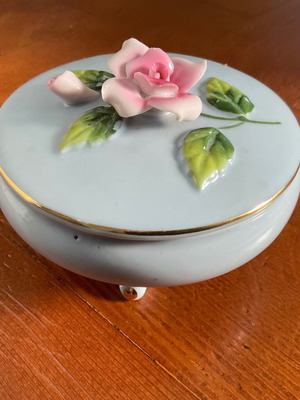 Porcelain antique jewelry box 1950s with gold trim in excellent condition