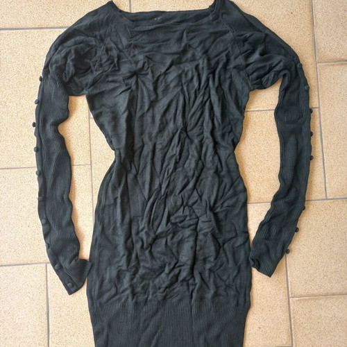 Fitted black pullover like new, long with buttons on sleeves