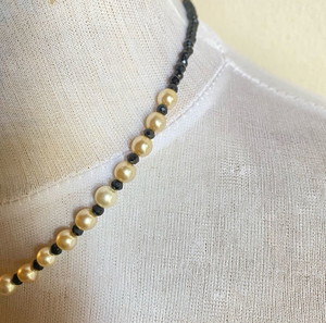 Δίχρωμο Κολιέ choker με χάντρες και πέρλες