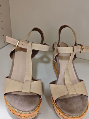 Verde T-Strap platform sandals size 40 like new, beige taupe
