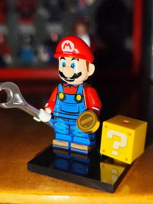 Φιγούρα Mario σαν καινούργιο με βάση, χρυσό κέρμα, question box, γαλλικό κλειδί