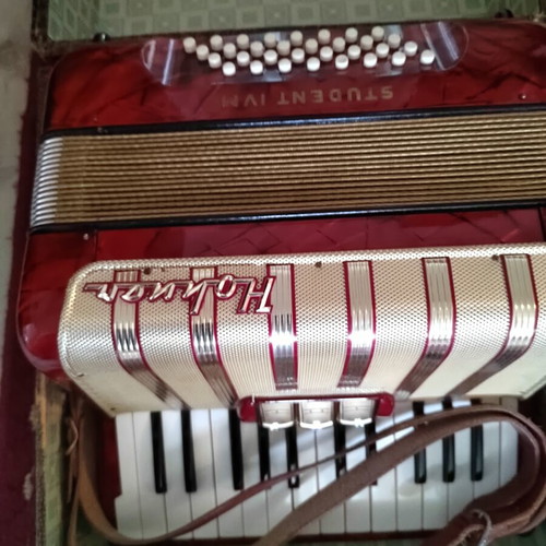 Hohner Vintage Student IVM Accordion like new with original case