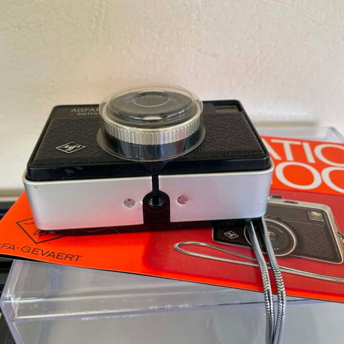 Agfamatic 100 Sensor camera like new with 6 new Osram Magicubes flashes