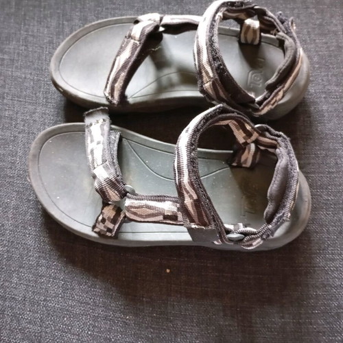 Teva kids sandal like new, size 32, black