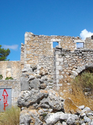 Κτίριο με παραδοσιακό πύργο Μάνης σε οικόπεδο 250 τ.μ. στον Δρύαλο