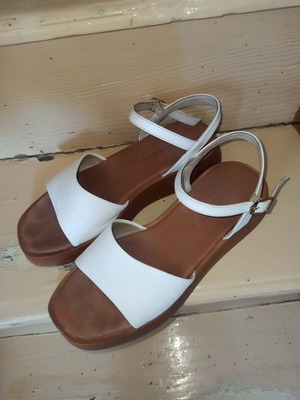 Ragazza leather sandals size 39, white with brown sole
