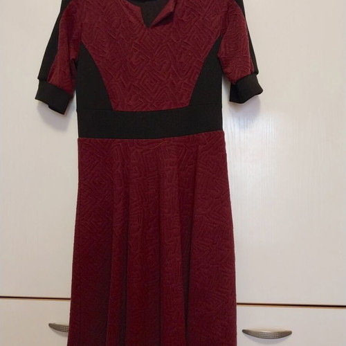 Tube fitted dress used, burgundy color