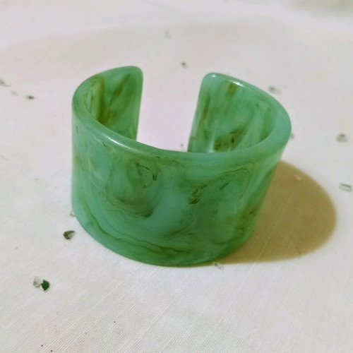 Green bracelet large cuff style made of acrylic resin new