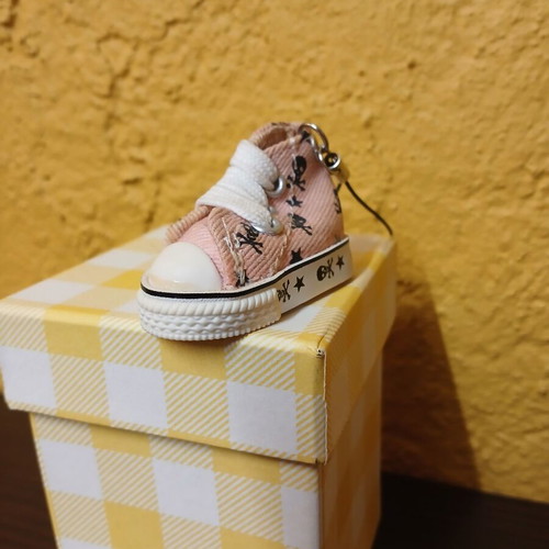 Vintage fabric mini shoe keychain used, pink with white skulls