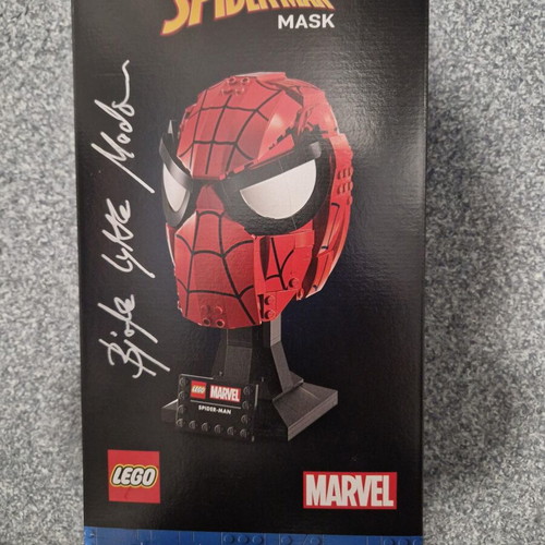 Lego Marvel Spider-Mans Mask 76285 new, signed by designer
