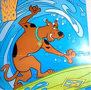Αφισα της Warner Bros του 2007 με τον Scooby-Doo στη μία πλευρά και στην άλλη έχει παιχνίδια & συντα