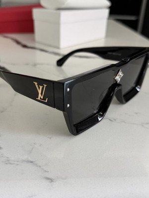 Слънчеви очила Louis Vuitton нови, черни