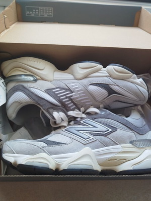 New Balance 9060 MSH sneakers, white and grey, size 41