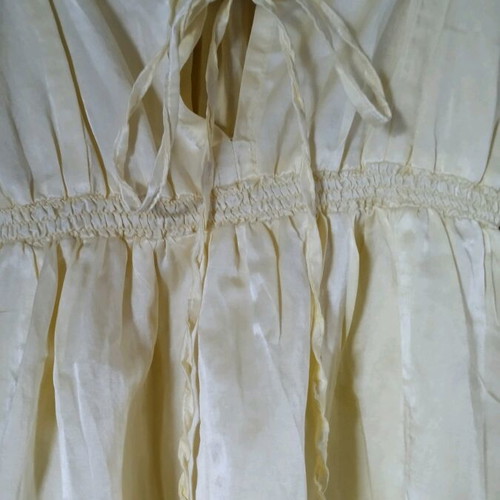 Top S with satin fabric in light yellow Queguapa