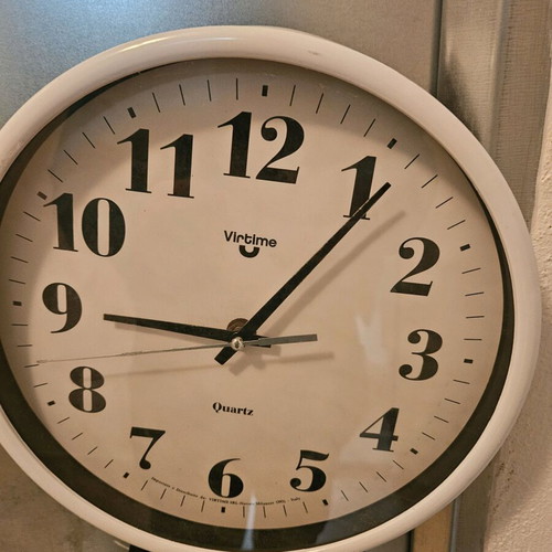 Virtime quartz wall clock like new with silent mechanism