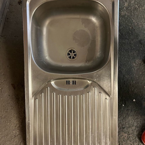 Kitchen sink used in good condition